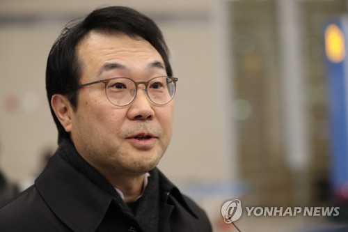 이도훈 본부장[연합뉴스 자료사진] 한반도 비핵화와 평화정착 방안 등을 논의하고자 미국을 방문했던 이도훈 외교부 한반도평화교섭본부장이 2018년 11월 22일 오후 인천국제공항을 통해 귀국, 인터뷰하고 있다. 2018.11.22 pdj6635@yna.co.kr