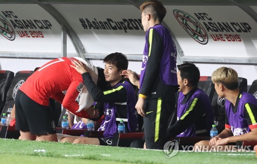 손흥민 안아주는 기성용(아부다비=연합뉴스) 안정원 기자 = 16일 오후(현지시간) 아랍에미리트 아부다비 알 나얀 스타디움에서 열린 한국과 중국의 아시안컵 조별리그 C조 3차전에서 기성용이 교체된 손흥민을 안아주고 있다. 2019.1.17 jeong@yna.co.kr