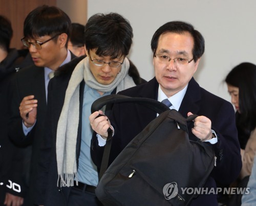 회의장으로 입장하는 류장수 위원장(서울=연합뉴스) 정하종 기자 = 18일 오전 서울 경제사회노동위원회에서 열린 최저임금위 전원회의에서 류장수 위원장이(오른쪽) 회의장으로 들어오고 있다. 2019.1.18 chc@yna.co.kr