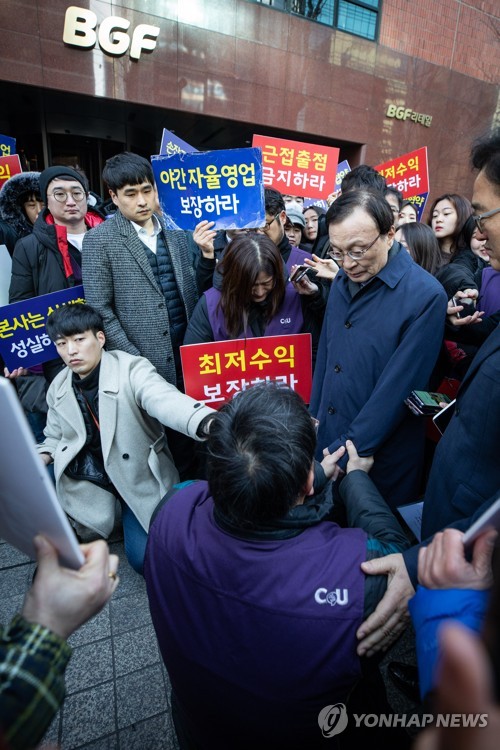 CU 편의점주의 이야기 듣는 이해찬 대표(서울=연합뉴스) 윤동진 기자 = 더불어민주당 이해찬 대표가 18일 서울 강남구 서울강남고용복지센터에서 편의점 상생을 위한 사회적 대화지지 현장 최고위원회의를 마친 후 BGF리테일 본사 앞에서 농성중인 CU편의점주들을 만나 이야기를 듣고 있다.  mon@yna.co.kr