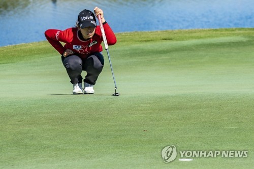 퍼팅라인 살피는 이미향(서울=연합뉴스) 17일(현지시간) 미국 플로리다주 레이크 부에나 비스타의 포시즌 골프&스포츠클럽 올랜도(파71)에서 열린 LPGA 투어 '다이아몬드 토너먼트 오브 챔피언스' 1라운드 경기에서 이미향이 퍼팅라인을 읽고 있다.  [다이아몬드 리조트·LPGA 제공] photo@yna.co.kr