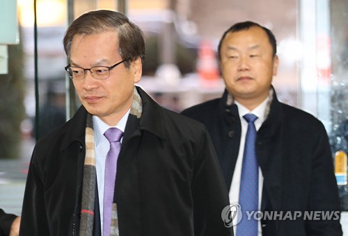 법정 향하는 허익범 특검(서울=연합뉴스) 김도훈 기자 = '드루킹' 댓글 조작 의혹 사건을 수사한 허익범 특검(왼쪽)과 박상융 특검보가 14일 오전 서울 서초구 서울중앙지법에서 열린 김경수 경남지사의 속행공판에 참석하기 위해 법정으로 향하고 있다. 2018.12.14 superdoo82@yna.co.kr