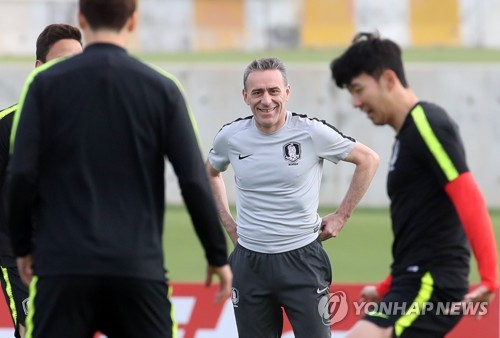 벤투, '나는 행복합니다'(두바이=연합뉴스) 안정원 기자 = 파울루 벤투 한국 축구 국가대표감독이 19일 오후(현지시간) 아랍에미리트 두바이 NAS 스포츠 콤플렉스에서 바레인과의 16강전을 앞두고 몸을 풀고 있는 손흥민을 바라보며 미소 짓고 있다. 2019.1.20 jeong@yna.co.kr