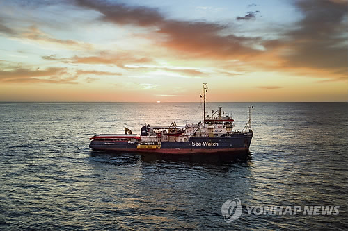 지중해 항행하는 독일 민간구조단체 '시워치' 소속 구조선(지중해 AP/시워치=연합뉴스) 민간구조단체 '시워치' 소속 구조선 한 척이 지난 16일 지중해를 항행하는 모습.
19일 리비아의 수도 트리폴리 서쪽 50㎞ 해상에서 구조된 난민 47명을 태운 '시워치 3호'가 이탈리아, 몰타, 리비아 등 정부에 입항허가를 요청했으나 20일 현재 이틀째 허가를 받지 못한 것으로 전해졌다. bulls@yna.co.kr