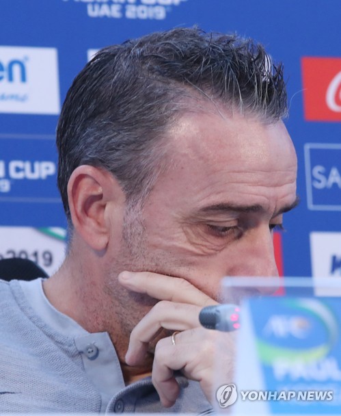 벤투 감독의 고심?(두바이=연합뉴스) 안정원 기자 = 파울루 벤투 한국 축구 국가대표팀 감독이 2019 아시아축구연맹(AFC) 아시안컵 바레인과의 16강전을 하루 앞둔 21일 오전(현지시간) 아랍에미리트 두바이 라시드 스타디움에서 열린 공식 기자회견에서 잠시 생각에 잠겨 있다. 2019.1.21 jeong@yna.co.kr