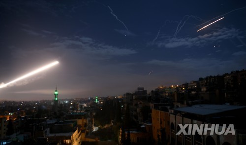 시리아군이 방공미사일로 이스라엘 미사일을 요격하는 모습이라며 공개한 이미지   [신화=연합뉴스]