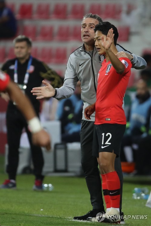 이승우 투입(두바이=연합뉴스) 안정원 기자 = 22일 오후(현지시간) 아랍에미리트 두바이 라시드 스타디움에서 열린 2019 아시아축구연맹(AFC) 아시안컵 한국과 바레인의 16강전. 후반 1-1 상황에서 벤투 감독이 이승우를 투입하고 있다. 2019.1.22 jeong@yna.co.kr