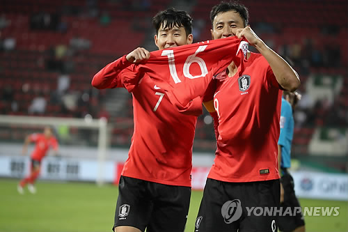 기성용 우리 8강 간다(두바이=연합뉴스) 안정원 기자 = 22일 오후(현지시간) 아랍에미리트 두바이 라시드 스타디움에서 열린 2019 아시아축구연맹(AFC) 아시안컵 한국과 바레인의 16강전에서 연장 전반 추가 골을 넣은 뒤 손흥민과 지동원이 부상으로 조기 복귀한 기성용의 유니폼을 들어 보이고 있다. 2019.1.23 jeong@yna.co.kr