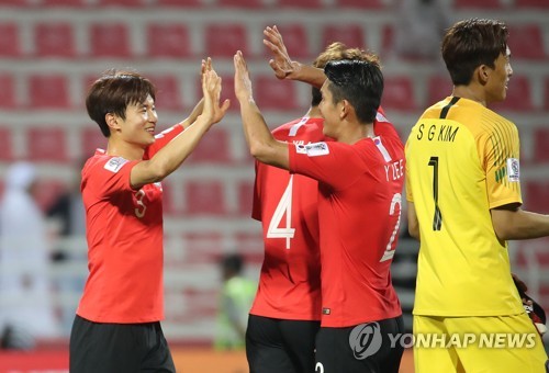 하이파이브 하는 김진수(두바이=연합뉴스) 안정원 기자 = 22일 오후(현지시간) 아랍에미리트 두바이 라시드 스타디움에서 열린 2019 아시아축구연맹(AFC) 아시안컵 한국과 바레인의 16강 연장전이 끝난 뒤 결승골을 넣은 김진수가 이용과 하이파이브를 하고 있다.2019.1.23 jeong@yna.co.kr