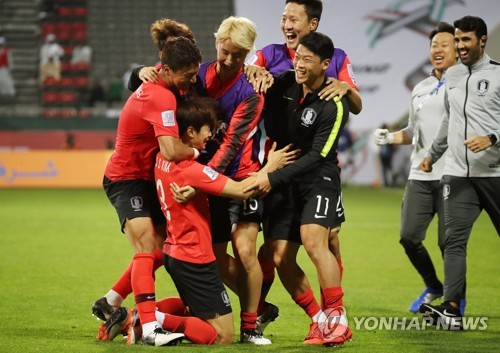 8강행 티켓은 김진수와 황희찬이(두바이=연합뉴스) 안정원 기자 = 22일 오후(현지시간) 아랍에미리트 두바이 라시드 스타디움에서 열린 2019 아시아축구연맹(AFC) 아시안컵 한국과 바레인의 16강 연장전에서 김진수가 결승골을 넣은 뒤 첫골 주인공인 황희찬의 축하를 받고 있다. 2019.1.23 jeong@yna.co.kr