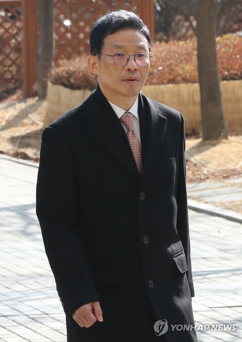 1심 선고공판 출석하는 안태근(서울=연합뉴스) 임헌정 기자 = 서지현 검사를 성추행한 뒤 인사보복을 한 혐의로 기소된 안태근 전 검사장이 23일 오후 서울 서초구 서울중앙지법에서 열린 1심 선고공판에 출석하며 법정으로 향하고 있다. kane@yna.co.kr