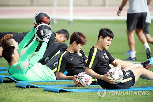 훈련 집중하는 대표팀(두바이=연합뉴스) 안정원 기자 = 파울루 벤투 감독이 이끄는 한국 축구 국가대표팀이 2019 아시아축구연맹(AFC) 아시안컵 카타르와의 8강전을 앞둔 23일 오전(현지 시간) 아랍에미리트 두바이 알 와슬 축구 아카데미에서 훈련하고 있다. 2019.1.23 jeong@yna.co.kr