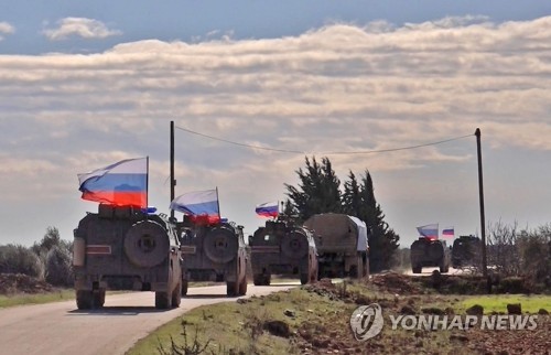 미군 철수를 앞둔 시리아 북부 만비즈 서부 아리마를 정찰하는 러시아군 차량    [AFP=연합뉴스]