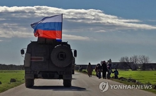 시리아 북부 만비즈 외곽 이동하는 러시아군 차량     [AFP=연합뉴스]
