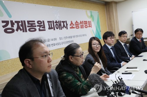 소송 설명하는 이희자 공동대표(서울=연합뉴스) 이지은 기자 = 25일 오후 서울 서초구 민주사회를위한변호사모임 사무실에서 열린 신일철주금(구 일본제철)과 후지코시에 대한 일제 강제동원 피해자 손해배상청구 소송설명회에서 이희자 태평양전쟁피해자보상추진협의회 공동대표(왼쪽 두번째)가 소송 관련 설명을 하고 있다. 2019.1.25 jieunlee@yna.co.kr