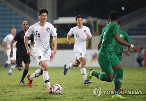 드리블하는 기성용(아부다비=연합뉴스) 안정원 기자 = 31일 오후(현지시간) 아랍에미리트 아부다비 바니야스 스타디움에서 열린 대한민국과 사우디아라비아와의 평가전에서 기성용이 드리블하고 있다. 2019.1.1 jeong@yna.co.kr