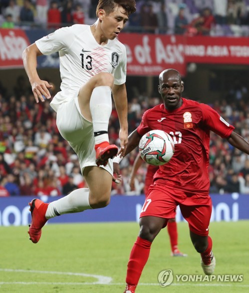 내가 구자철(알아인=연합뉴스) 안정원 기자 = 파울루 벤투 감독이 이끄는 한국 축구 국가대표팀 구자철이 11일 오후(현지시간) 아랍에미리트 알아인 하자 빈 자예드스타디움에서 열린 2019 AFC 아시안컵 UAE 조별 라운드 C조 2차전 키르기스스탄과의 경기에서 공을 잡아내고 있다. 2019.1.12 jeong@yna.co.kr