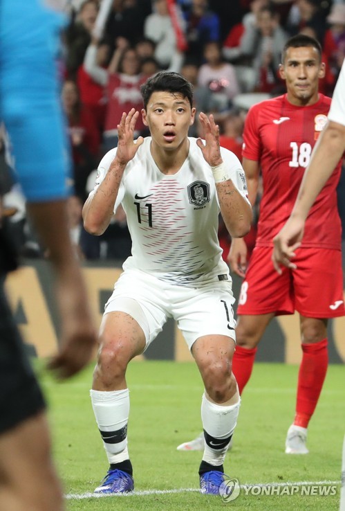 아쉬워하는 황희찬(알아인=연합뉴스) 안정원 기자 = 파울루 벤투 감독이 이끄는 한국 축구 국가대표팀 황희찬이  11일 오후(현지시간) 아랍에미리트 알아인 하자 빈 자예드스타디움에서 열린   2019 AFC 아시안컵 UAE 조별 라운드 C조 2차전 키르기스스탄과의 경기에서 아쉬워하고 있다. 2019.1.12 jeong@yna.co.kr