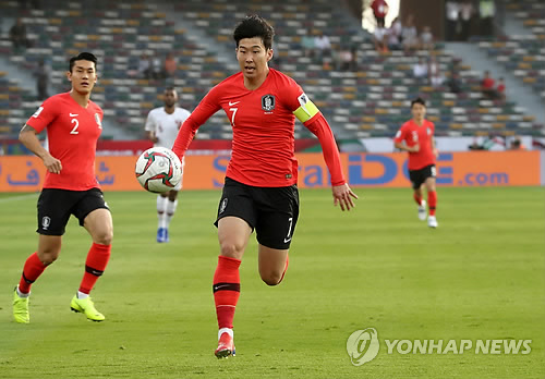 손흥민 질주(아부다비=연합뉴스) 안정원 기자 = 25일 오후(현지시간) 아랍에미리트 아부다비 자예드 스포츠시티 스타디움에서 열린 2019 아시아축구연맹(AFC)아시안컵 8강전 한국과 카타르와의 경기에서 손흥민이 볼을 잡기 위해 질주하고 있다. 
 2019.1.25 jeong@yna.co.kr