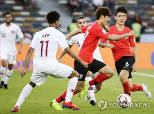 이청용 '돌파'(아부다비=연합뉴스) 안정원 기자 = 25일 오후(현지시간) 아랍에미리트 아부다비 자예드 스포츠시티 스타디움에서 열린 2019 아시아축구연맹(AFC) 아시안컵 대한민국 대 카타르 8강 경기. 이청용이 드리블 돌파를 하고 있다. 2019.1.25 jeong@yna.co.kr
