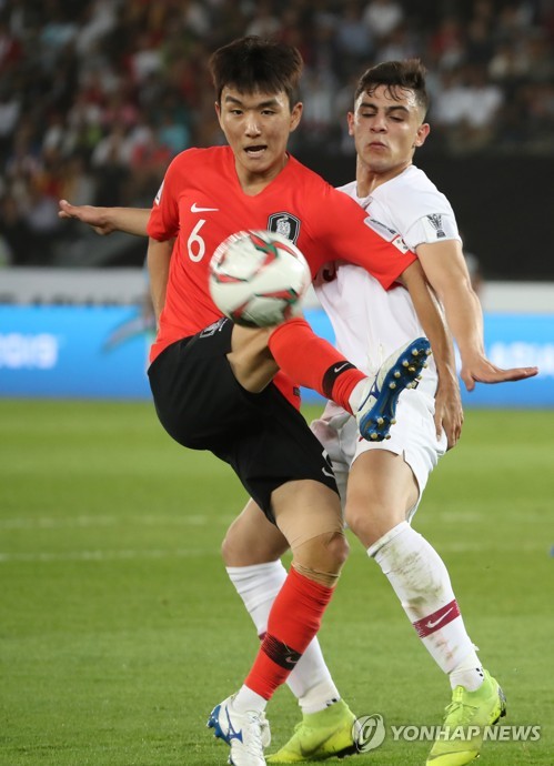 공 다툼하는 황인범(아부다비=연합뉴스) 안정원 기자 = 25일 오후(현지시간) 아랍에미리트 아부다비 자예드 스포츠시티 스타디움에서 열린 2019 아시아축구연맹(AFC) 아시안컵 8강전 한국과 카타르와의 경기에서 후반 황인범이 공 다툼을 하고 있다. 2019.1.26 jeong@yna.co.kr