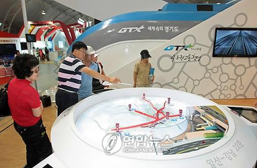 인천 GTX-B 노선도 둘러보는 시민들[연합뉴스 자료사진]