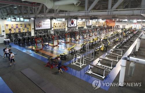 웅장한 규모의 진천선수촌 웨이트트레이닝센터 (진천=연합뉴스) 임헌정 기자 = 한국 엘리트 스포츠의 새 요람 진천선수촌이 8년간의 대규모 공사를 마치고 27일 공식 개촌한다.
문화체육관광부와 대한체육회는 이날 오후 3시 진천 국가대표선수촌 개촌식을 열고 한국 체육 100년의 새로운 도약을 만방에 알린다. 1920년 창설된 체육회는 도쿄올림픽이 열리는 2020년 창립 100주년을 맞는다.
사진은 진천선수촌 웨이트트레이닝센터. 2017.9.27
kane@yna.co.kr