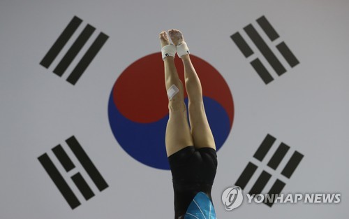 금을 향한 노력(진천=연합뉴스) 신준희 기자 = 8일 진천선수촌에서 2018 자카르타-팔렘방 하계 아시아경기대회에 출전하는 기계체조 여자 선수가 연습하고 있다. 2018.8.8 hama@yna.co.kr