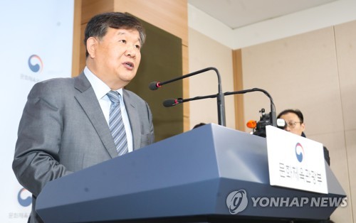 후속 대책 발표하는 노태강 문체부 2차관(서울=연합뉴스) 류효림 기자 = 노태강 문화체육관광부 제2차관이 9일 오전 서울 종로구 세종대로 정부서울청사 별관에서 열린 빙상 조재범 전 코치 심석희 성폭행 파문 관련 브리핑에서 후속 대책을 발표하고 있다.