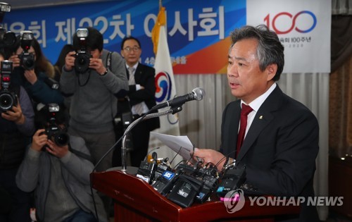 체육계 성폭력 파문 관련 쇄신안 발표(서울=연합뉴스) 김인철 기자 = 이기흥 대한체육회 회장이 15일 오전 서울 송파구 올림픽파크텔에서 열린 대한체육회 제22차 이사회에서 체육계 폭력·성폭력 사태에 대한 쇄신안을 발표하고 있다. 2019.1.15 yatoya@yna.co.kr