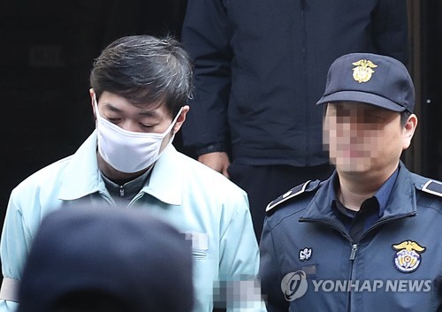 항소심 공판 마치고 나오는 조재범 전 코치(수원=연합뉴스) 홍기원 기자 = 상습상해 등 혐의로 기소돼 1심에서 징역 10월을 선고받고 법정 구속된 조재범 전 국가대표 코치가 지난 23일 오전 경기도 수원시 영통구 수원지방법원에서 열린 항소심 공판을 마치고 나오고 있다.