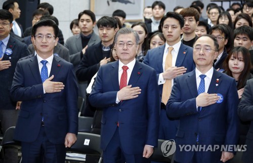 '4차산업혁명 특별시', 국기에 경례하는 문 대통령(대전=연합뉴스) 배재만 기자 = 문재인 대통령이 24일 오전 대전광역시 서구 대전시청에서 열린 '대전의 꿈, 4차산업혁명 특별시' 행사에서 국기에 경례하고 있다. 왼쪽은 허태정 대전시장, 오른쪽은 홍남기 경제부총리 겸 기획재정부 장관. 2019.1.24 scoop@yna.co.kr