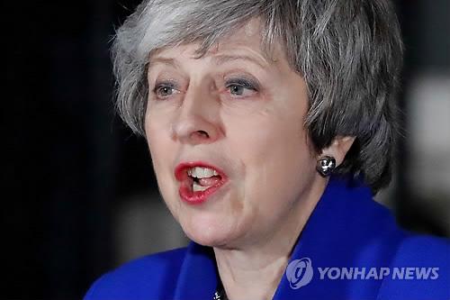 한숨 돌린 메이 총리…브렉시트 강경론자 면담(런던 AFP=연합뉴스) 16일(현지시간) 정부 불신임안에 대한 하원 부결 후 런던 다우닝가 10번지 관저에서 성명을 발표하는 테리사 메이 영국 총리.