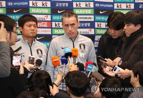 아쉬움 전하는 벤투 감독(영종도=연합뉴스) 김주성 기자 = 아시안컵 8강에서 탈락한 축구 국가대표팀의 파울루 벤투 감독이 28일 오후 인천국제공항을 통해 귀국, 취재진의 질문에 답하고 있다.  utzza@yna.co.kr