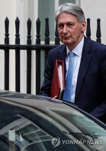 내각회의 참석을 위해 총리실에 도착하는 필립 해먼드 영국 재무장관 [AFP=연합뉴스