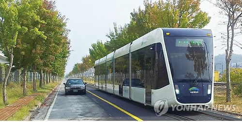 철도기술연구원, 무가선트램 실용화 첫발(서울=연합뉴스) 한국철도기술연구원은 지난 22일 충북 오송에 무가선트램 전용시험선(1km)을 준공하고 시민 100여명이 참석한 가운데 세계 최고의 대용량 배터리로 달리는 '무가선 저상트램' 공개 시승을 진행했다. 이번에 건설된 무가선트램 시험선의 전용궤도는 1km 길이로, 도로 위에 돌출되지 않고 지면과 수평으로 매립돼 있어 필요 시 버스, 자동차, 자전거 등 다른 교통수단도 함께 쓸 수 있도록 설계 시공됐다. 2012.11.25 << 한국철도기술연구원 >> photo@yna.co.kr