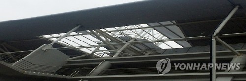 2016년 태풍 차바에 파손된 F1경기장 지붕[전남도 제공=연합뉴스 자료사진]