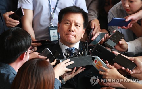 질문 받는 이채필 전 고용노동부 장관(서울=연합뉴스) 홍해인 기자 = 이채필 전 고용노동부 장관이 지난해 6월 서울 서초동 중앙지검에 이명박 정부 시절 국가정보원의 '양대노총 파괴공작 의혹'과 관련해 소환돼 검찰 청사로 들어가며 취재진의 질문을 받고 있다. 2018.6.25 hihong@yna.co.kr