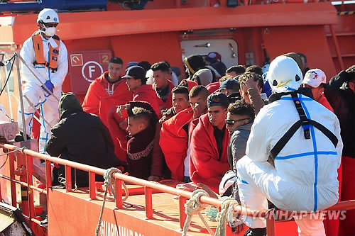 스페인 도착하는 아프리카 난민들…지중해서 이틀간 325명 구조(마드리드 EPA=연합뉴스) 지중해에서 구조된 아프리카 난민들이 2일(현지시간) 구조선을 타고 스페인 남서부 알헤시라스 항구에 도착하고 있다.