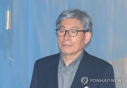 법정 향하는 원세훈 전 국정원장(서울=연합뉴스) 한종찬 기자 = 원세훈 전 국정원장이 17일 오후 박원순 제압문건 관련 7차 공판을 받기 위해 서울 서초구 서울중앙지법 법정으로 향하고 있다. 2019.1.17 saba@yna.co.kr