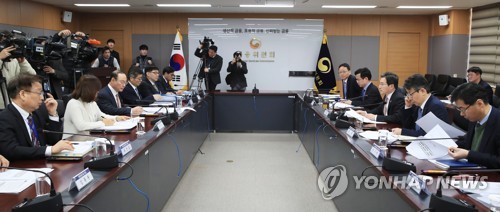 금융위, 자영업자 금융지원 및 관리강화방안 후속조치 점검회의 개최(서울=연합뉴스) 한종찬 기자 = 김용범 금융위원회 부위원장이 29일 오전 서울 세종로 정부서울청사 금융위원회 대회의실에서 열린 자영업자 금융지원 및 관리강화방안 후속조치 점검회의에서 발언하고 있다. saba@yna.co.kr