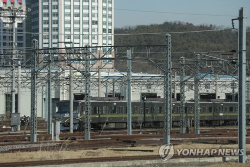 전철 7호선 포천까지 연장(의정부=연합뉴스) 임병식 기자 = 정부가 29일 발표한 '2019 국가균형프로젝트'에 전철 7호선을 포천까지 연결하는 '도봉산포천선' 건설사업이 포함됐다. 도봉산포천선은 현재 도봉산 옆의 의정부시 장암역까지 운행하는 전철 7호선을 양주 옥정지구∼포천 소흘읍∼대진대학교를 거쳐 포천시청까지 연결하는 선로다. 사진은 29일 의정부시 장암역에서 7호선 열차가 대기 중인 모습.  andphotodo@yna.co.kr