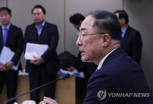 홍남기 부총리, 예타면제 대상 발표(세종=연합뉴스) 진성철 기자 = 홍남기 경제부총리 겸 기획재정부 장관이 29일 세종시 정부세종청사 기획재정부에서 예비타당성조사 면제 대상을 발표하고 있다.  2019.1.29 zjin@yna.co.kr