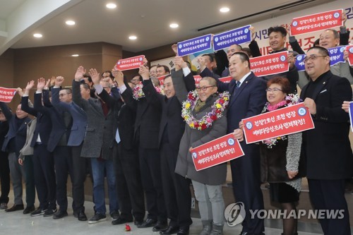 '7호선 예타 면제' 만세 외치는 포천(포천=연합뉴스) 임병식 기자 = 29일 오후 경기도 포천시 포천시청에서 열린 전철 7호선 예비타당성 조사 면제 확정 합동브리핑에서 박윤국 포천시장(앞줄 오른쪽에서 다섯번째)과 포천시민들이 만세를 외치고 있다. 2019.1.29 andphotodo@yna.co.kr