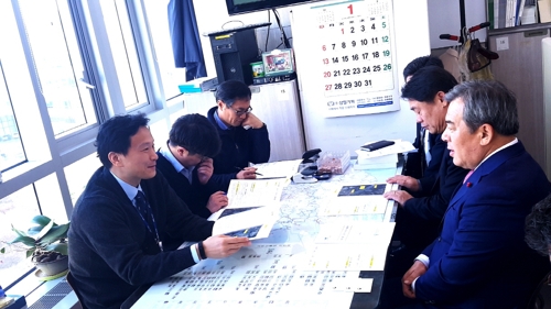 국토부 관계자 면담하는 유근기 곡성군수[곡성군 제공]