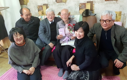 일본으로부터 건강수첩 받아낸 원폭피해자 (남해=연합뉴스) 경남 남해군 설천면에 사는 원폭 피해자 배한섭(94·중앙) 씨가 지난 28일 일본 나가사키시로부터 받은 원폭피해자 건강수첩과 꽃다발을 든 채 원폭피해자 지원 시민모임, 딸(앞줄 왼쪽) 등과 함께 기념촬영을 하고 있다. 2019.1.30 [남해군 제공]