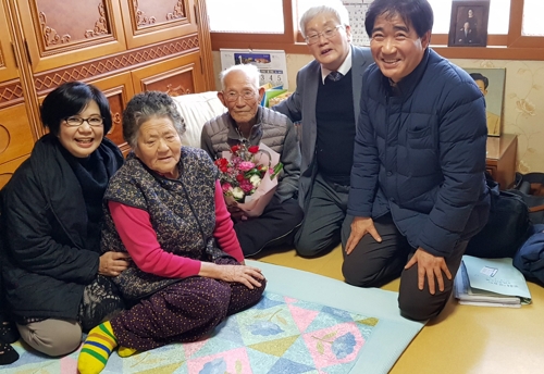 일본으로부터 건강수첩 소송으로 받아낸 원폭피해자 (남해=연합뉴스) 경남 남해군 설천면에 사는 원폭 피해자 배한섭(94·중앙) 씨가 지난 28일 일본 나가사키시로부터 3년간 긴 소송으로 받아 낸 원폭피해자 건강수첩과 꽃다발을 든 채 원폭피해자 지원 시민모임, 시각장애가 온 부인(왼쪽에서 두 번째) 등과 함께 기념촬영을 하고 있다. 2019.1.30 [남해군 제공]