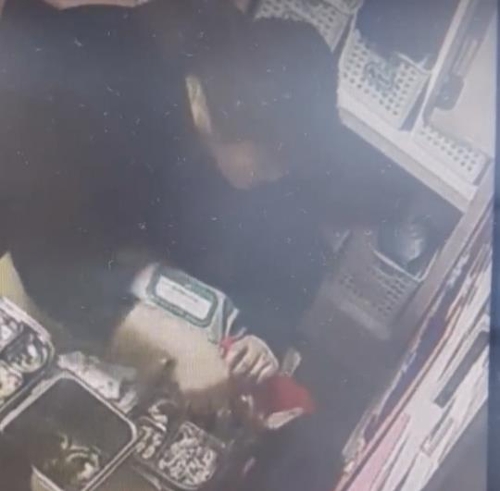 강제로 밥 먹이는 모습칠곡군 한 어린이집서 보육교사가 생후 17개월 된 아이에게 강제로 밥을 먹이고 있다. [칠곡경찰서 제공]