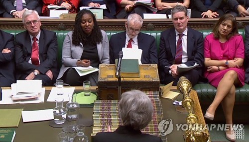 메이 총리를 마주보고 있는 제러미 코빈(가운데) 대표 등 노동당 지도부 [AFP=연합]