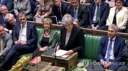 영국 하원에 출석한 테리사 메이 영국 총리와 집권 보수당 의원들 [로이=연합뉴스]